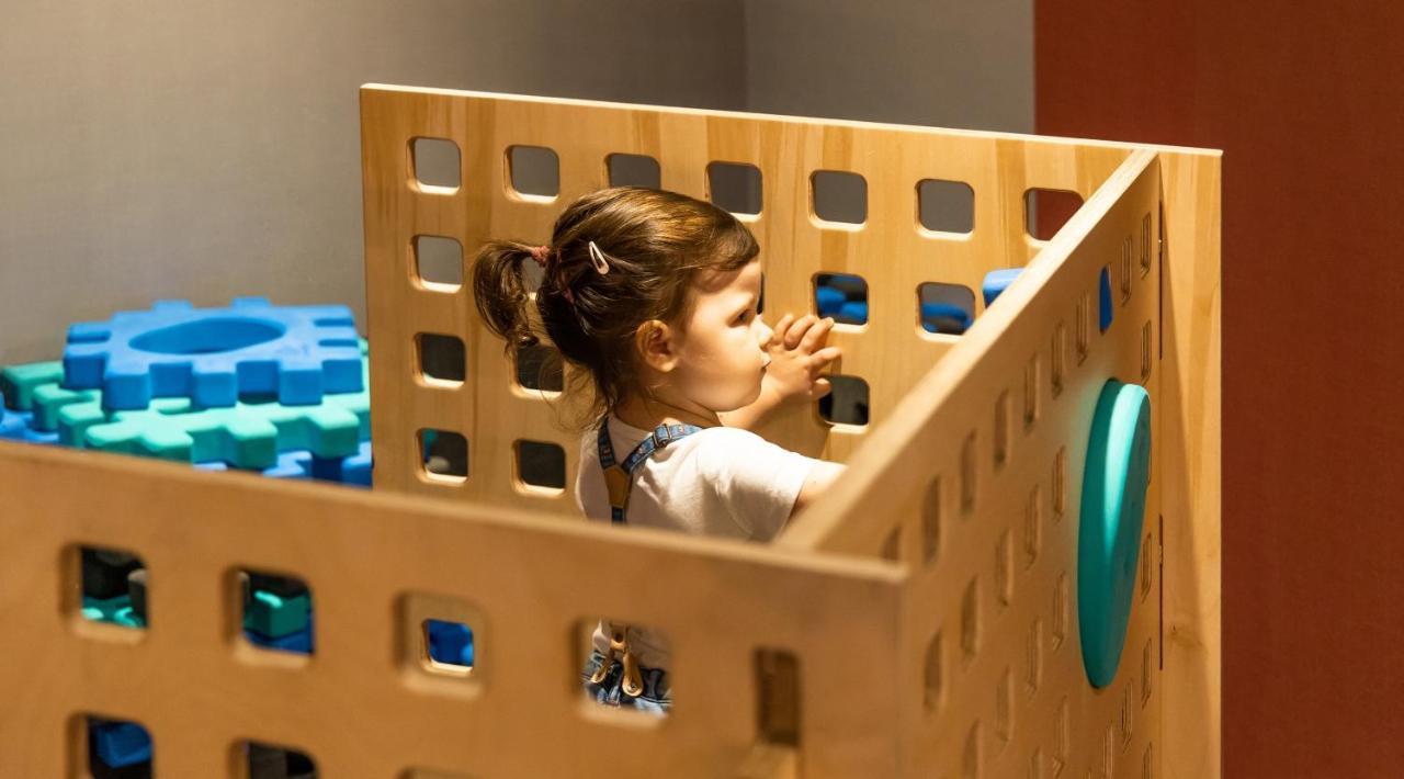 Hotel Marina Club Olsztyn  Exterior foto A child playing with the We Are Animals exhibit at the National Children's Museum