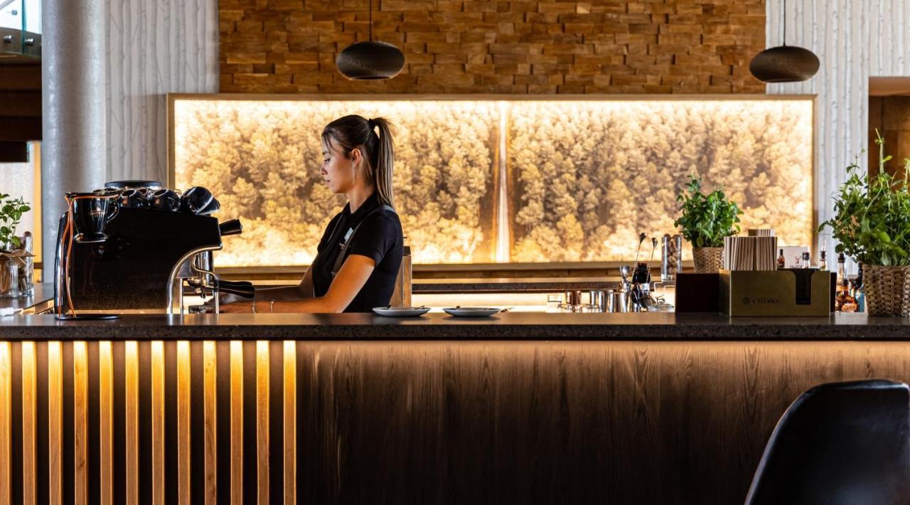 Hotel Marina Club Olsztyn  Exterior foto A barista at work