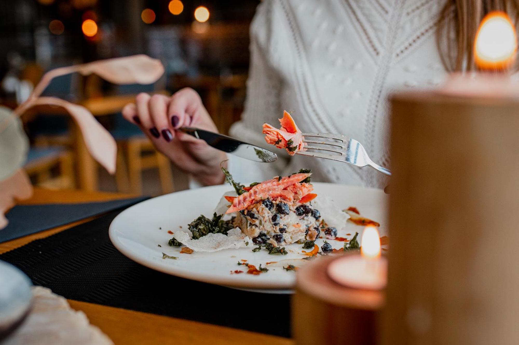 Hotel Marina Club Olsztyn  Exterior foto A woman eating a salad