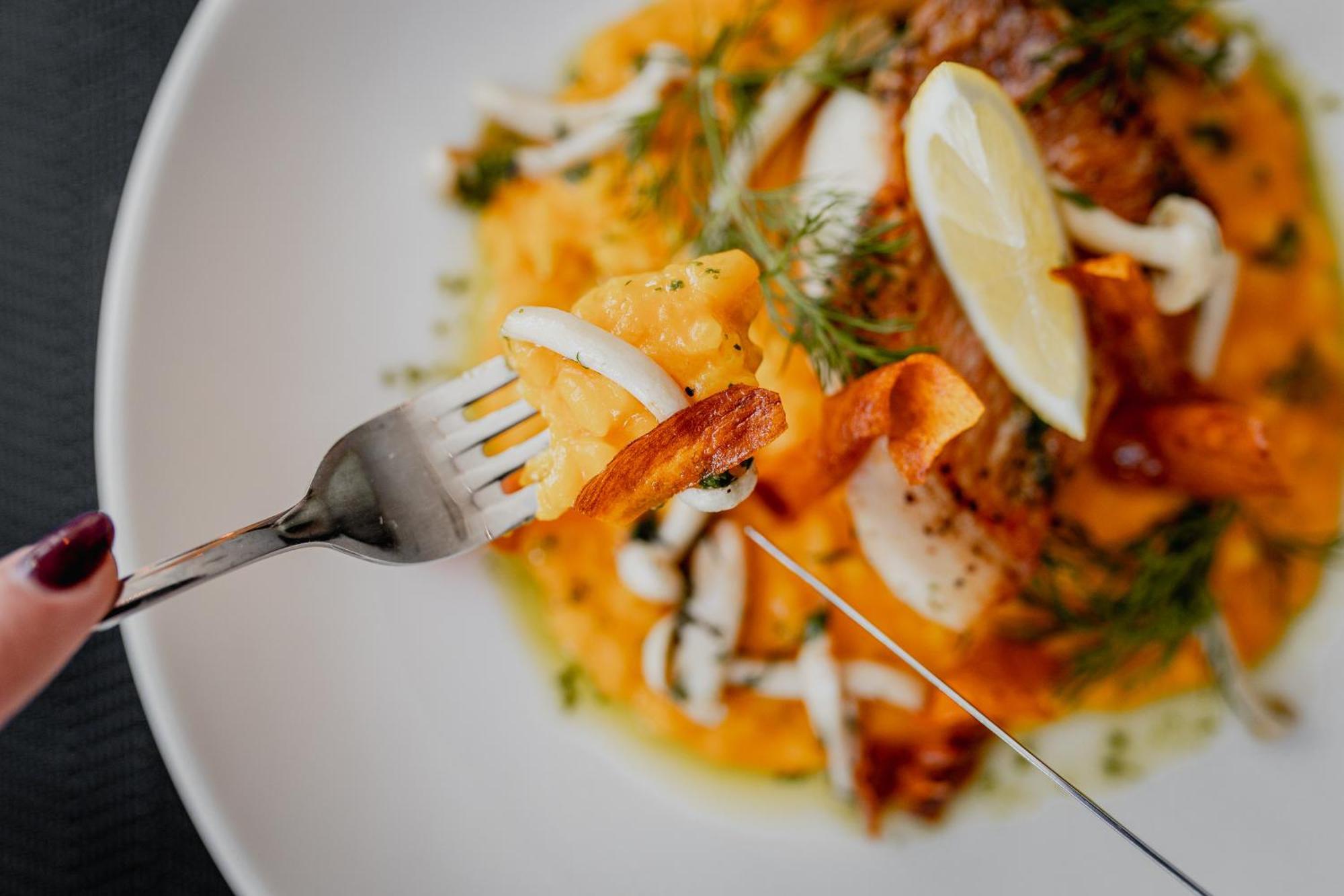 Hotel Marina Club Olsztyn  Exterior foto A fork cutting into a plate of food